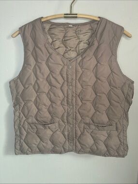 Women’s Quilted Puffer Snap-Front Vest in Taupe
